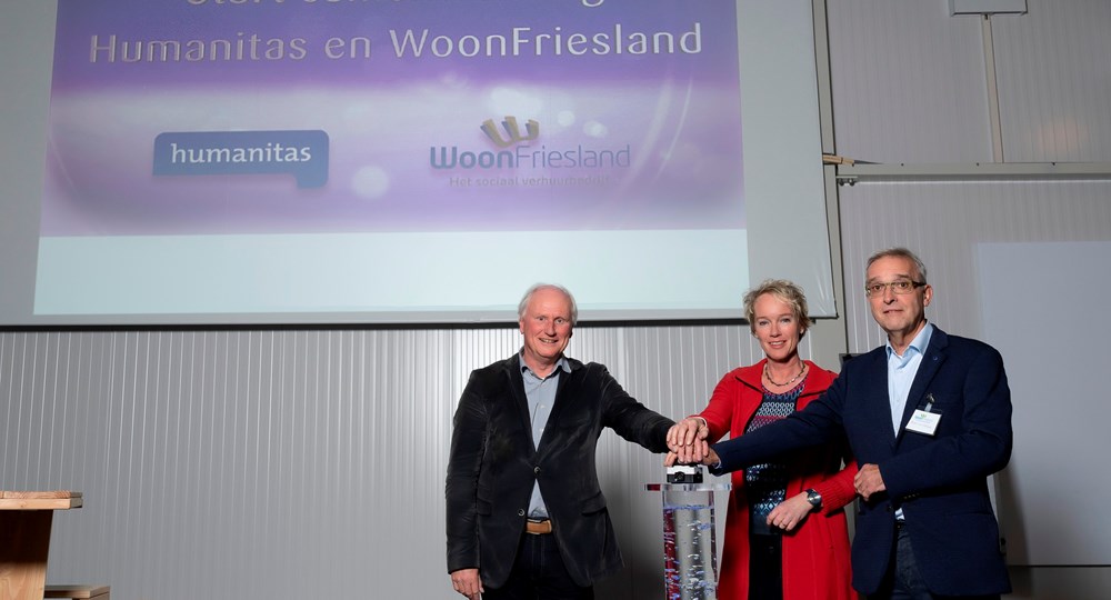 Sigrid Hoekstra, directeur-bestuurder WoonFriesland en Bert van Krieken, penningmeester districtsbestuur Humanitas Noord activeren de animatie en bekrachtigen hiermee de samenwerking. 