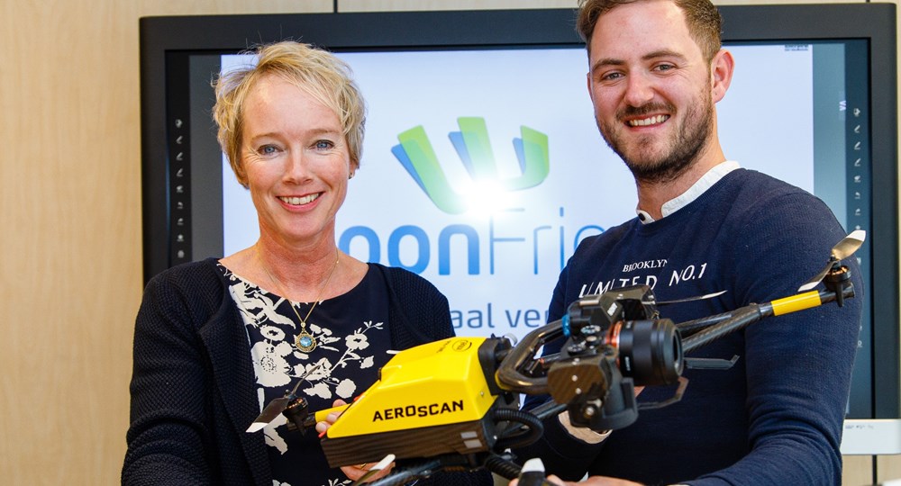 Sigrid Hoekstra, directeur-bestuurder WoonFriesland en Mark Nicolai, directeur Aeroscan.