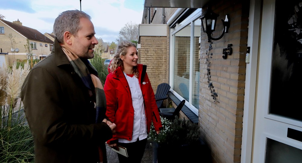 Wethouder Pieter van de Zwan met Charlene Jongsma (Thuiszorg De Friese Wouden) in de wijk de Wiken.