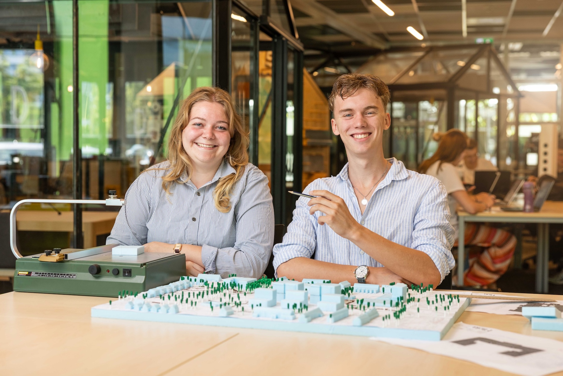 Studenten Firda werken aan project