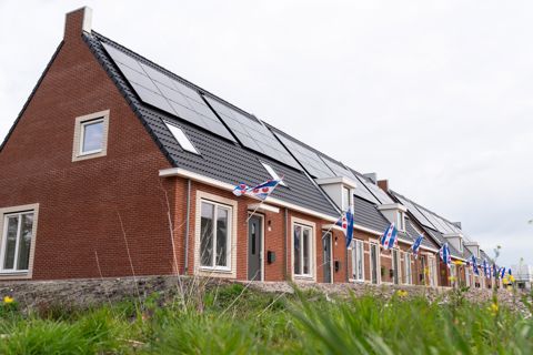 Zonnepanelen op huurhuizen WoonFriesland in Skoatterwald Heerenveen