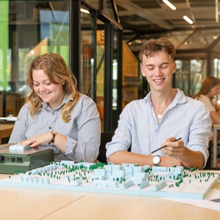 Studenten van Firda werken aan project