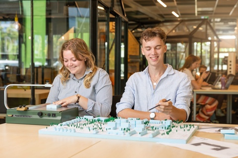 Studenten van Firda werken aan project