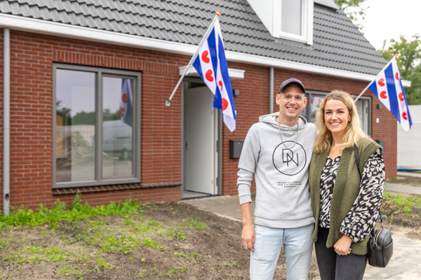 Twee blije bewoners van hun nieuwe huis WoonFriesland aan de Schoolstraat Dokerbroek