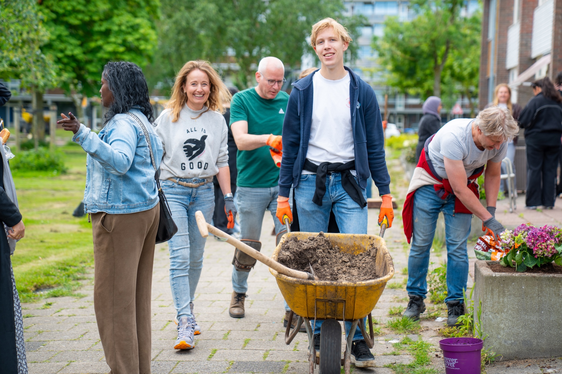 Medewerkers WoonFriesland aan de slag in de Vrijheidswijk Leeuwarden